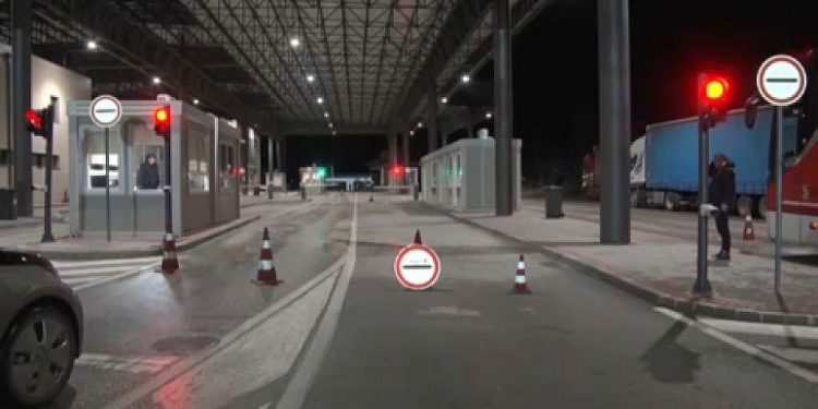 كوسوفو تغلق معبر ميردار الحدودي مع صربيا