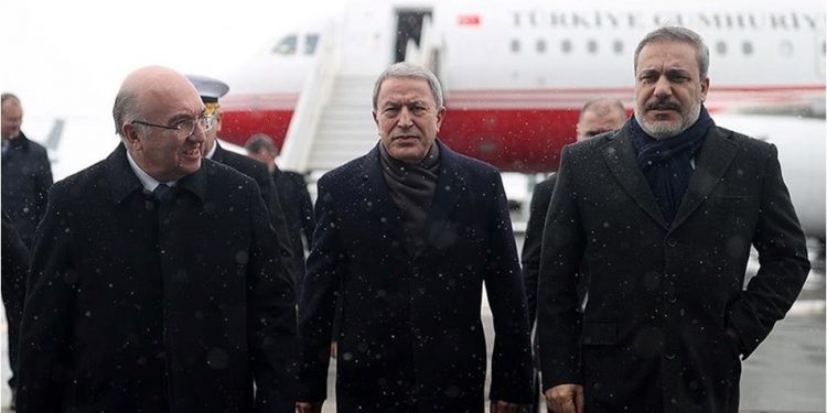 لأول مرة منذ 11 عامًا.. وزير دفاع تركيا يلتقي نظيره السوري