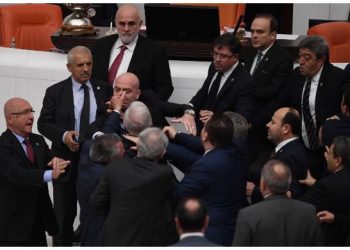 تركيا.. اعتداء على نائب معارض في البرلمان ونقله للعناية المركزة  