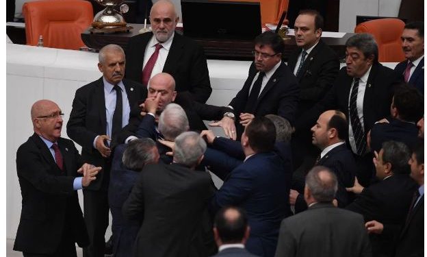 تركيا.. اعتداء على نائب معارض في البرلمان ونقله للعناية المركزة  