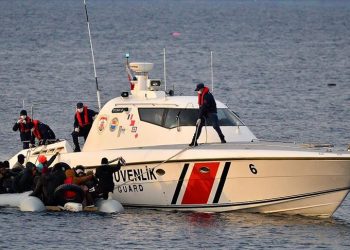 خفر السواحل التركي ينقذ 32 مهاجرًا غير شرعي