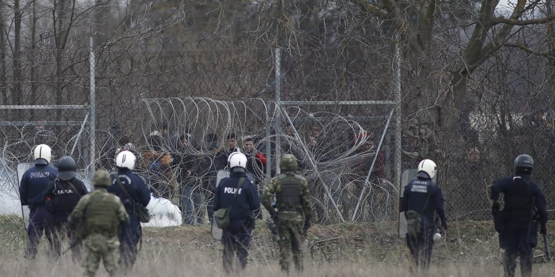 اليونان ترحل 5 لاجئين إلى تركيا