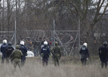 اليونان ترحل 5 لاجئين إلى تركيا