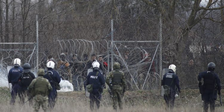 اليونان ترحل 5 لاجئين إلى تركيا