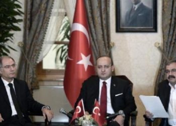 عضو في حزب العدالة والتنمية يزور المجموعة البرلمانية للشعوب الديمقراطي