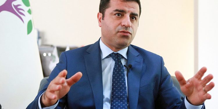 دميرطاش يطلب من أكبر أحزاب المعارضة العمل على تأمين الانتخابات