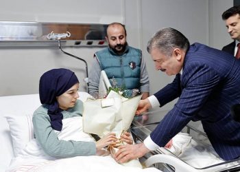 وزير الصحة يمنح أول مواليد إسطنبول عام 2023 هدية ذهبية