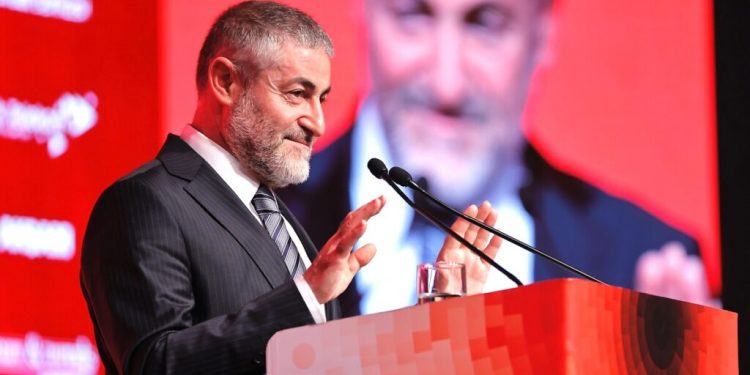 وزير المالية التركي: إذا ارتفعت قيمة الليرة ستتراجع الصناعة