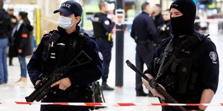إصابات في هجوم على ركاب محطة قطار في باريس