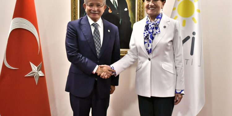 صحفي: داود أوغلو يطلب 40 برلمانيًا من حزب الجيد