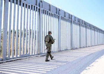 اليونان تبني سياجًا فولاذيًا بطول 140 كيلومترًا على الحدود مع تركيا