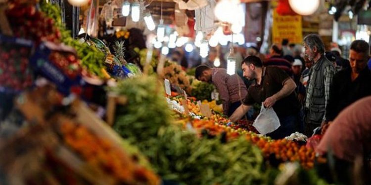 انخفاض أسعار المواد الغذائية بالعالم وزيادتها في تركيا بنسبة 77 % 