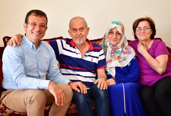 إمام أوغلو يؤدي العمرة مع والديه