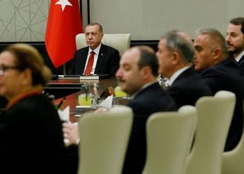 صحفي تركي: جميع وزراء أردوغان يريدون الترشح بالبرلمان!