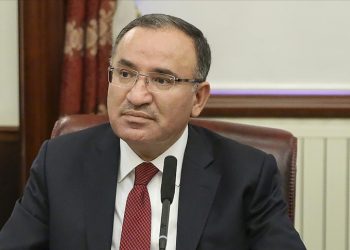 وزير يبرر تصفيق قادة الجيش لأردوغان خلال هجومه على زعيم المعارضة