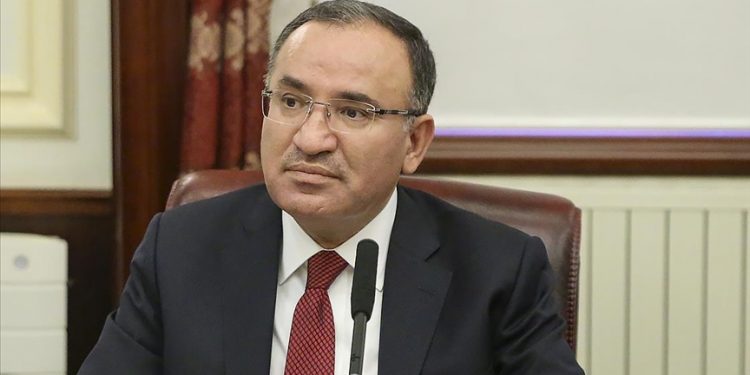 وزير يبرر تصفيق قادة الجيش لأردوغان خلال هجومه على زعيم المعارضة