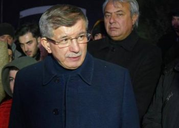 داوود أوغلو: على الجميع الاستقالة بمن فيهم الرئيس