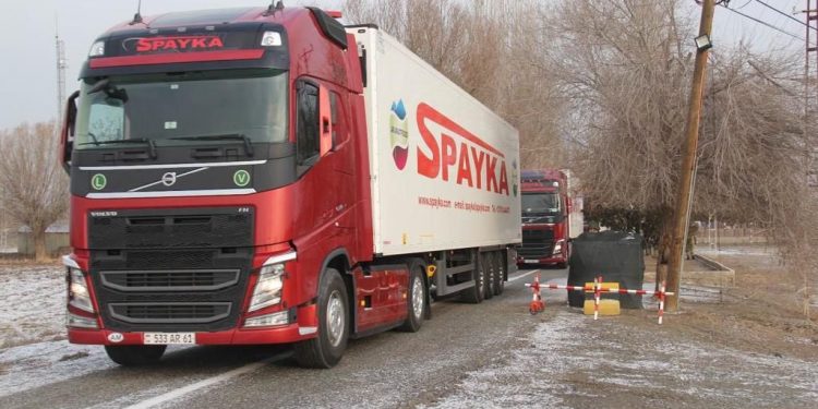 الأولى منذ 30 عامًا.. شاحنات أرمينية تعبر إلى تركيا