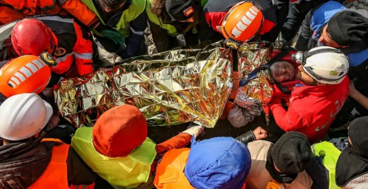 إنقاذ 3 أشخاص من تحت الانقاض في اليوم الـ 13 من الزلزال