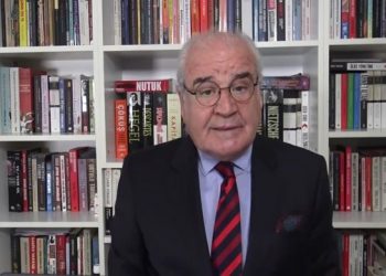 صحفي تركي:  أردوغان منع مشاركة الجيش عقب وقوع الزلزال 