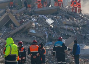 فريق إنقاذ إسرائيلي يغادر تركيا بسبب تهديد أمني