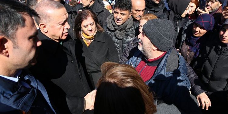 أردوغان يطلب العفو ثم يسمح للأطفال بتقبيل يده