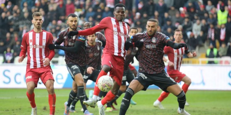 سيفاسبور يجمد انتصارات بشكتاش في الدوري التركي