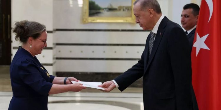 السفيرة الإسرائيلية في تركيا توضح سبب مغادرة فريق الإنقاذ منطقة الزلزال