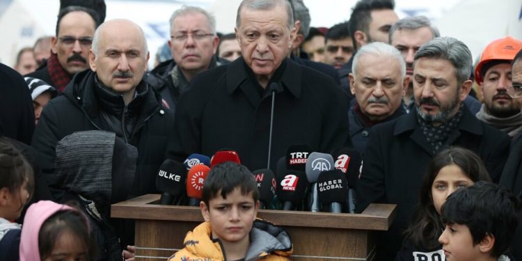 استطلاع رأي بعد الزلزال يكشف تراجعًا كبيرًا في دعم حزب أردوغان