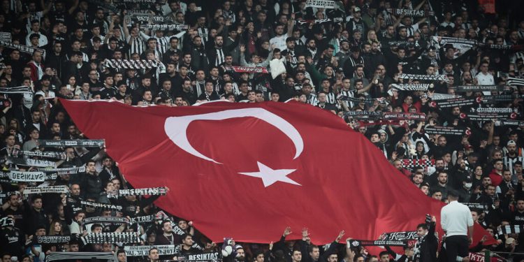 الدوري التركي يتحول إلى مظاهرات تطالب باستقالة الحكومة