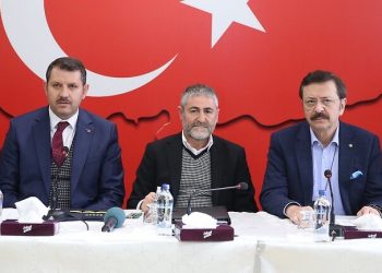 وزير المالية التركي يصف المطالبين باستقالة الحكومة بـ”الفجرة”