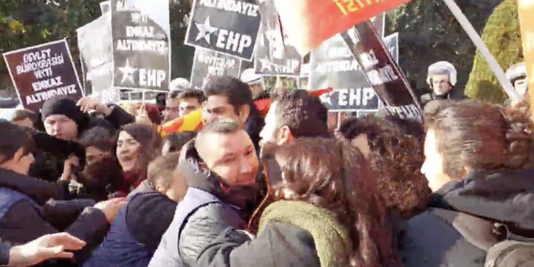 تركيا.. اعتقال 30 في وقفة احتجاجية بسبب الزلزال