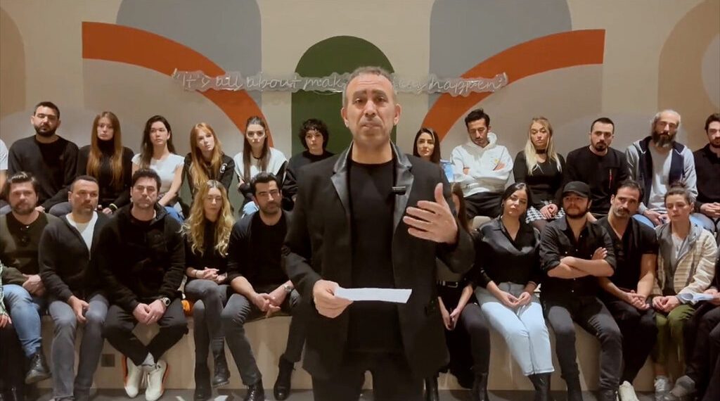 مطرب تركي يتعرض لهجوم بسبب جمعه تبرعات لضحايا الزلزال 