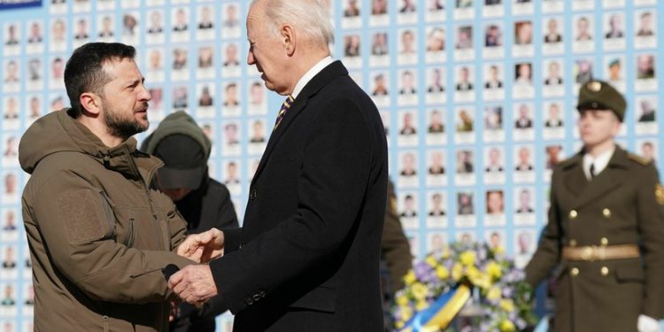 بايدن يعلن من كييف دعم أوكرانيا بنصف مليار دولار