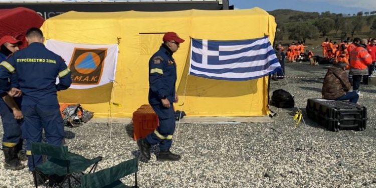 اليونان ترسل مساعدات إنسانية إلى تركيا على متن خمس طائرات