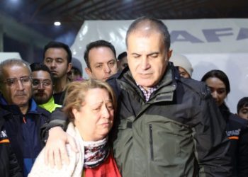 متحدث العدالة والتنمية يرتدي معطفًا باهظ الثمن بالمناطق المنكوبة