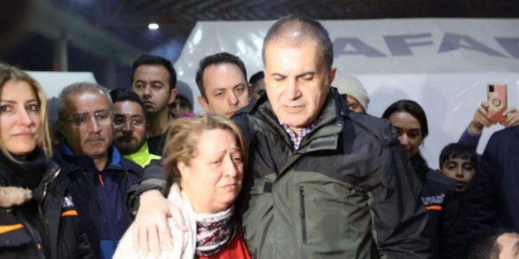 متحدث العدالة والتنمية يرتدي معطفًا باهظ الثمن بالمناطق المنكوبة