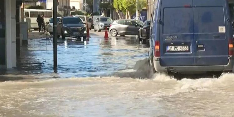 المياه تغمر شوارع بلدة إسكندرون بعد الزلزال