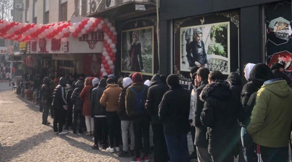 طوابير طويلة أمام متجر بيع ملابس مخفضة في معقل العدالة والتنمية