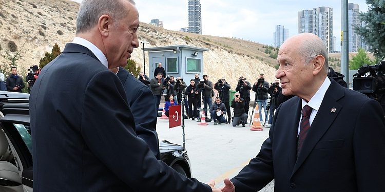 أردوغان يصطحب حليفة لمنطقة الزلزال بعد تعرضه لانتقادات