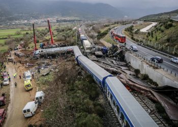 مقتل 38 راكبًا في تصادم قطارين باليونان