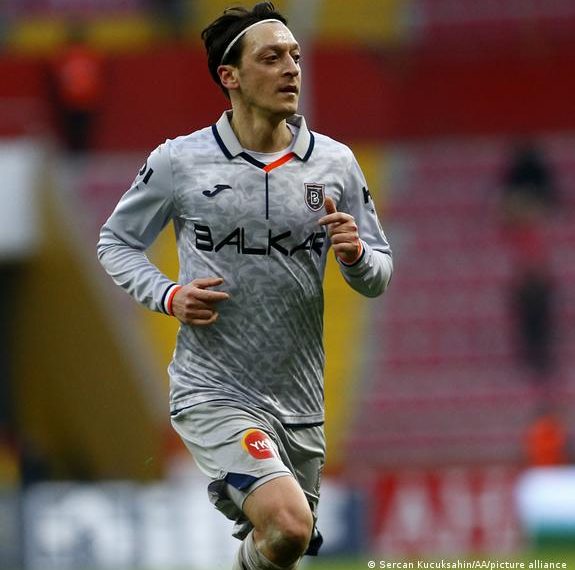 مسعود أوزيل يعلن اعتزال كرة القدم