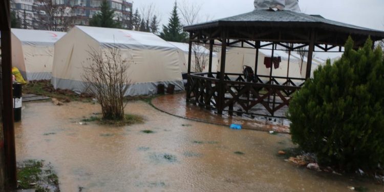 مياه الفيضان تغمر خيام ضحايا الزلزال في شانلي أورفة وأديامان