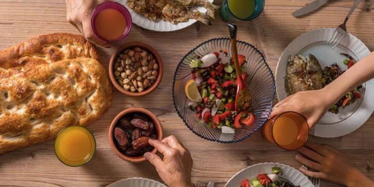 أخصائية تغذية تقدم نصائح للصائمين في رمضان