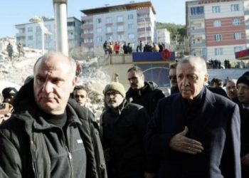 زلزال تركيا يقلص قاعدة مؤيدي أردوغان