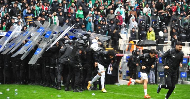 تركيا: حرمان جماهير نادي بورصة سبور من حضور 8 مباريات