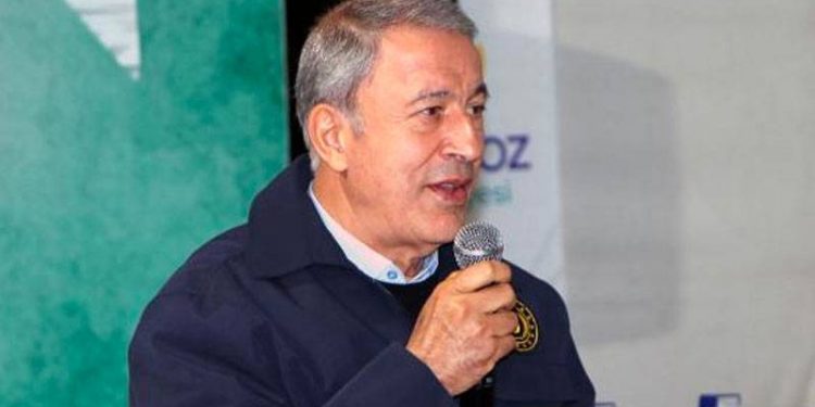 وزير الدفاع التركي يعلق على “تدفق اللاجئين إلى تركيا” بعد الزلزال 