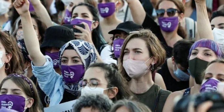 المرأة التركية المحافظة تدير ظهرها لأردوغان قبل الانتخابات