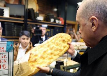 موكب يحرس أردوغان خلال شراء فطيرة رمضانية!