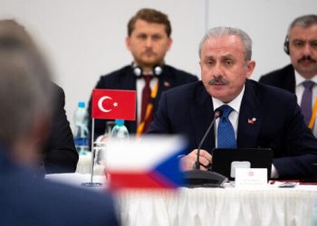 رئيس البرلمان التركي: أوروبا تخطئ بتضحيتها بعلاقاتها مع تركيا